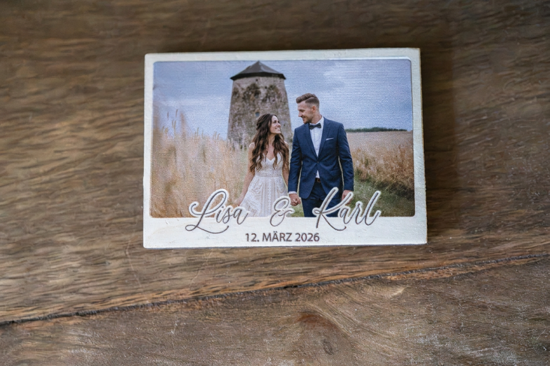 Foto-Holzplatte mit Hochzeitsfoto des Brautpaars, Namen "Lisa & Karl" und Datum, 5x7 cm, UV-Druck